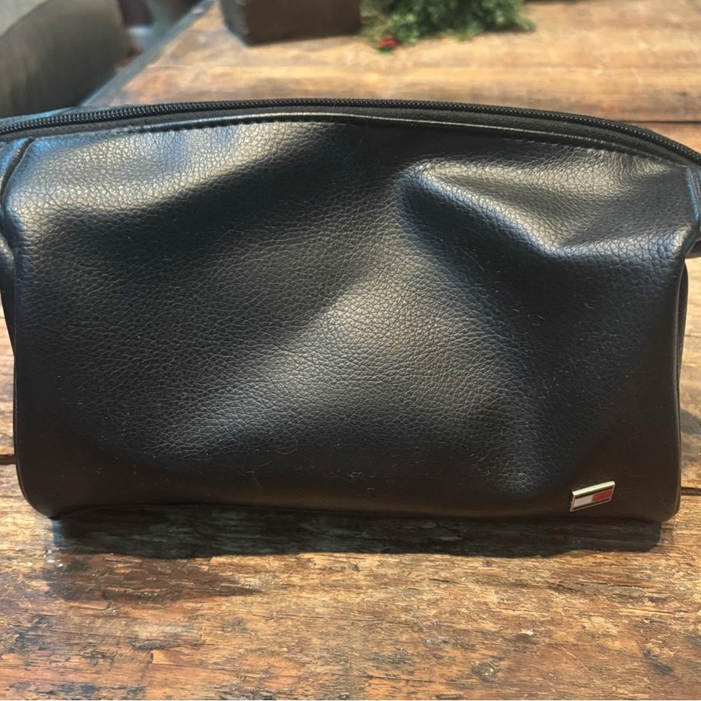 Men’s Tommy Hilfiger Leather Black Toiletry Bag with Durable Finish